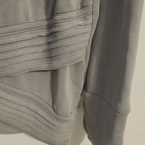 Athleta | Women's Gray Serenity Criss Cross Hem V-Neck Sweatshirt (Size XL) - Picture 10 of 13